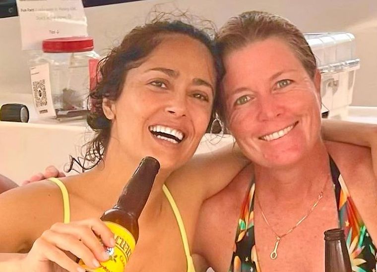 Salma Hayek junto a su instructora de buceo