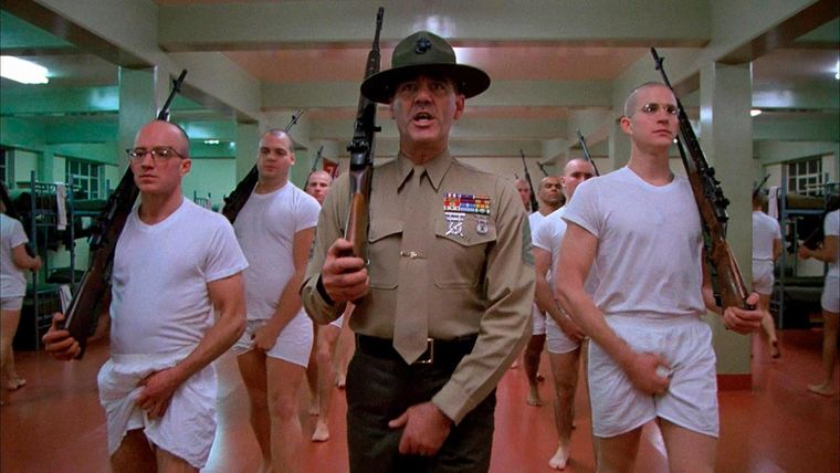 El Sargento de artillería Hartman instruyendo/torturando a sus soldados en Full Metal Jacket. El Sargento de artillería Hartman instruyendo/torturando a sus soldados en Full Metal Jacket.