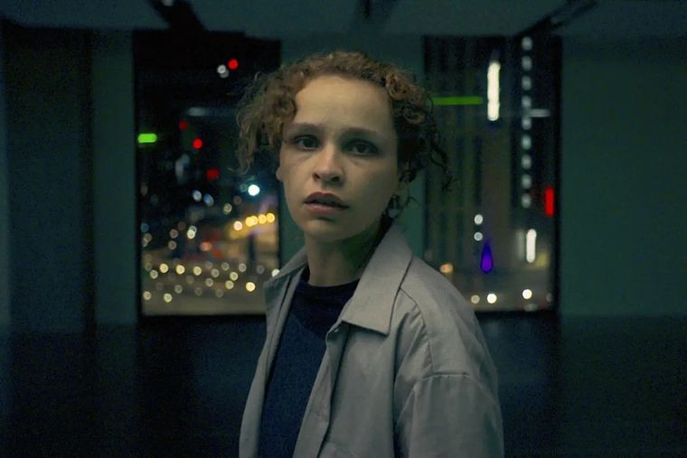 lola Evans protagoniza Elige o muere (2022).