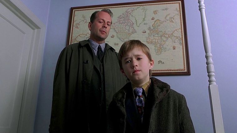 Bruce Willis y Haley Joel Osment protagonizan El sexto sentido.