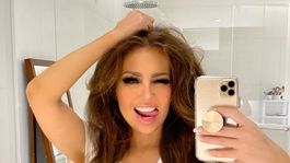 en la piscina, en bikini y bailando, thalia cautivo a todos