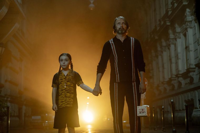 Mads Mikkelsen junto a Sophie Sloan en Dusty Bunny. Mads Mikkelsen junto a Sophie Sloan en Dusty Bunny.