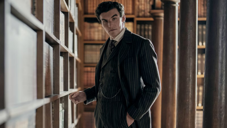 Dónal Finn como James Moriarty en Young Sherlock. Dónal Finn como James Moriarty en Young Sherlock.