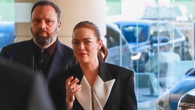 Emma Stone junto al director de Pobres criaturas, Yorgos Lanthimos