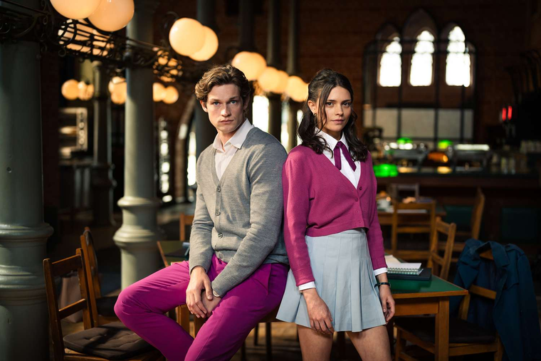 Damian Hardung y Harriet Herbig-Matten regresan como James y Ruby en la temporada 2 de Maxton Hall. Damian Hardung y Harriet Herbig-Matten regresan como James y Ruby en la temporada 2 de Maxton Hall.