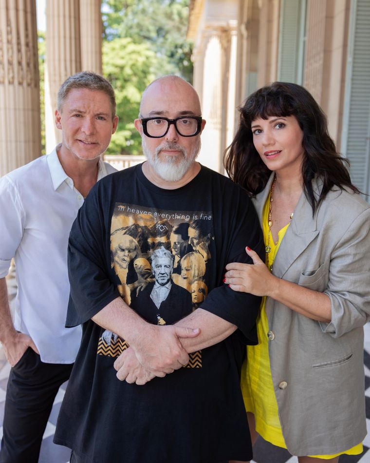 Felicidades está basada en la obra teatral homónima que protagonizaron en 2024 Adrián Suar y Griselda Siciliani, marcando récord de espectadores en Buenos Aires. Felicidades está basada en la obra teatral homónima que protagonizaron en 2024 Adrián Suar y Griselda Siciliani, marcando récord de espectadores en Buenos Aires.