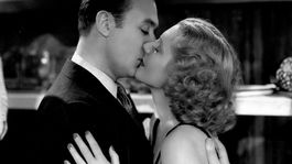 Jean Arthur y Charles Boyer protagonizan La historia se hace de noche (1937).