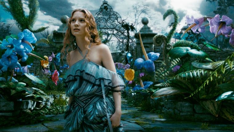 Mia Wasikowska interpreta a una Alicia adulta en Alicia en el país de las maravillas de Tim Burton.