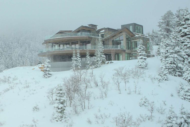 La impresionante mansión ubicada en Utah fue la locación elegida para la filmación. La impresionante mansión ubicada en Utah fue la locación elegida para la filmación.