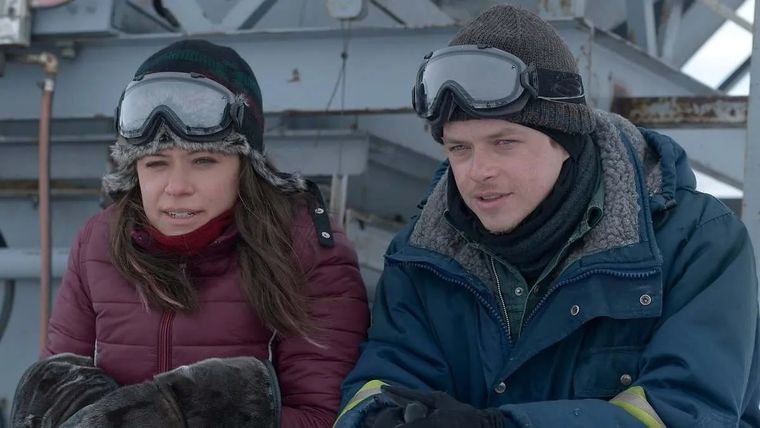 La película narra la historia de amor entre dos jóvenes en el frío del Polo Norte