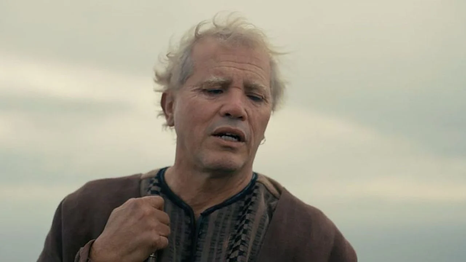 John Leguizamo en la piel de Eumeo, el fiel criado de Odiseo.