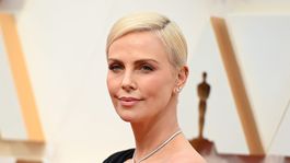 Charlize Theron publicó el video de cuando se peló para Mad Max Charlize Theron publicó el video de cuando se peló para Mad Max