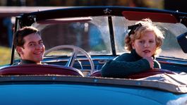 Charlize Theron y Tobey Maguire compartieron pantalla en The Cider House Rules.