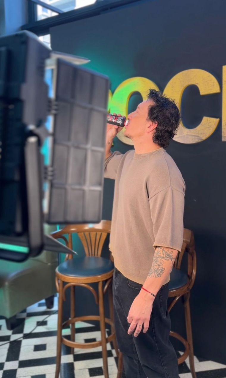 Para su transformación física, el actor cambió su alimentación, a la que sumó un yogur alto en proteína luego de cada entrenamiento o ensayo, para mantener la masa muscular y reponer energía. Para su transformación física, el actor cambió su alimentación, a la que sumó un yogur alto en proteína luego de cada entrenamiento o ensayo, para mantener la masa muscular y reponer energía.