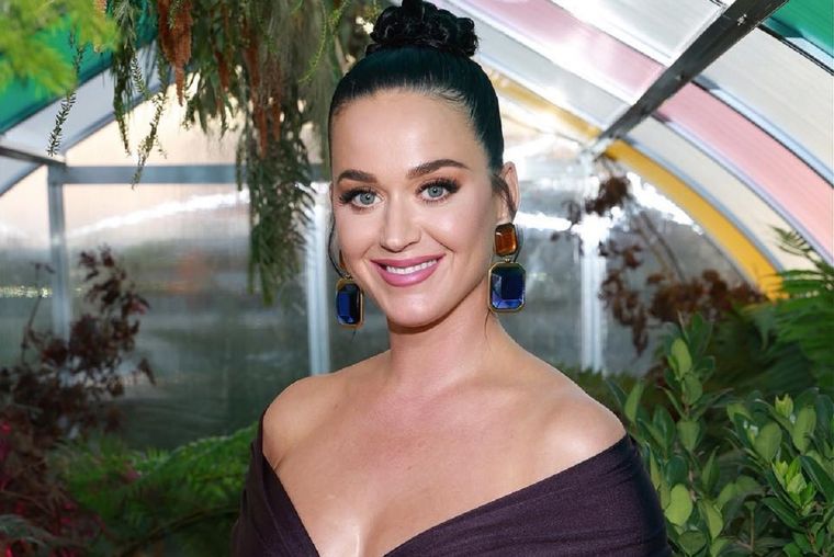 Katy Perry deslumbra tanto arriba como debajo del escenario y en distintas alfombras rojas.