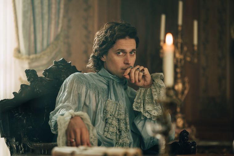 Lucas Bravo como el Conde de Gercourt. Lucas Bravo como el Conde de Gercourt.