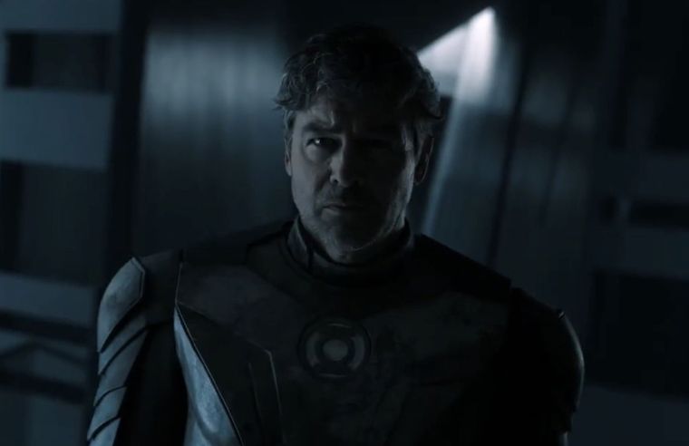 Kyle Chandler vistiendo el traje y convertido en Hal Jordan, uno de los protagonistas de Lanterns. Kyle Chandler vistiendo el traje y convertido en Hal Jordan, uno de los protagonistas de Lanterns.