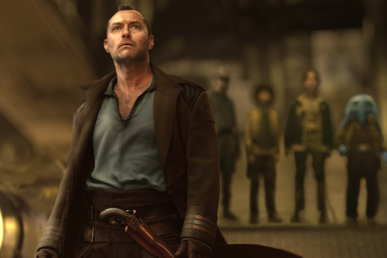 Jude Law interpreta a un enigmático personaje en la serie