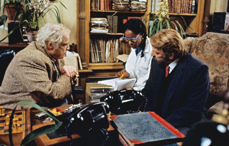 Si bien en un primer momento pidió cobrar 3.3 millones de dólares y un 11.3% de las ganancias de la película, la temática lo llevo a hacerlo ad honorem, ofreciendo, incluso, costear el mismo la postproducción. Si bien en un primer momento pidió cobrar 3.3 millones de dólares y un 11.3% de las ganancias de la película, la temática lo llevo a hacerlo ad honorem, ofreciendo, incluso, costear el mismo la postproducción.