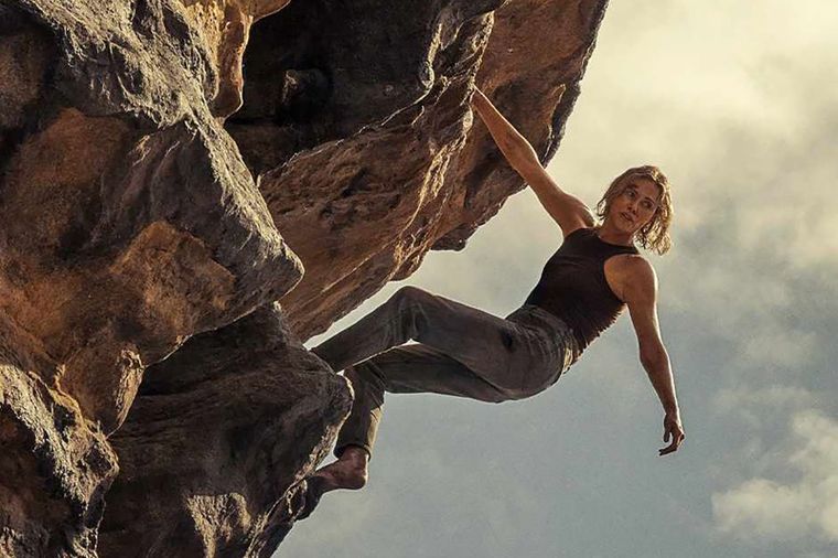 Charlize Theron debe sobrevivir a la naturaleza australiana mientras escapa de un asesino. Charlize Theron debe sobrevivir a la naturaleza australiana mientras escapa de un asesino.