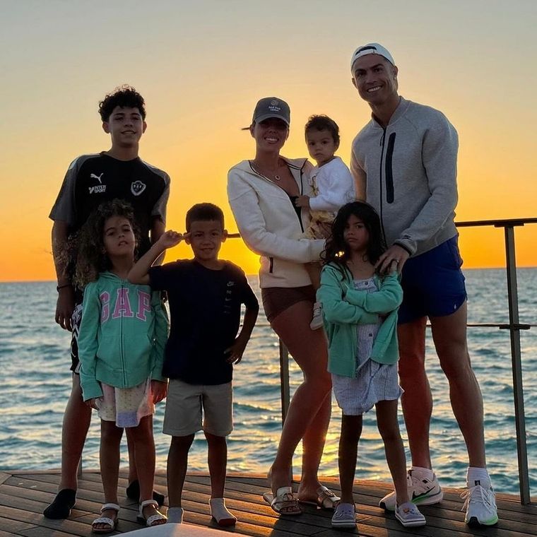 Cristiano Ronaldo junto a Georgina Rodríguez y sus cinco hijos