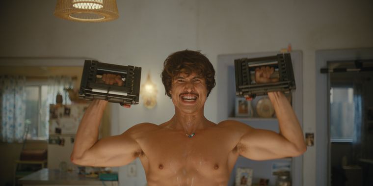 Charles Melton luce completamente distinto para su personaje. Charles Melton luce completamente distinto para su personaje.