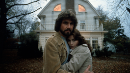 La primera película de Amityville estrenó en 1979.
