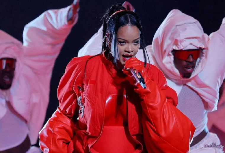 El mensaje oculto detrás de abrigo con el que Rihanna cerró su presentación en el Super Bowl