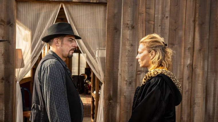 La serie se adentra en una comunidad gitana en el sur de Francia. La serie se adentra en una comunidad gitana en el sur de Francia. 