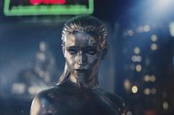 Julia Gardner como Shalla Ball, también conocida como Silver Surfer.