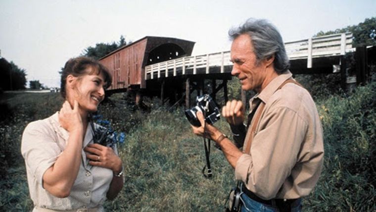 Basado en el libro homónimo de Robert James Waller, Los puentes de Madison fue protagonizada por Clint Eastwood y Meryl Streep, cuya química fue clave para el éxito del film. Basado en el libro homónimo de Robert James Waller, Los puentes de Madison fue protagonizada por Clint Eastwood y Meryl Streep, cuya química fue clave para el éxito del film.