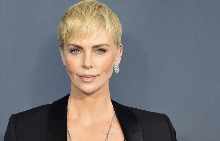 Charlize Theron siempre deslumbra con sus looks