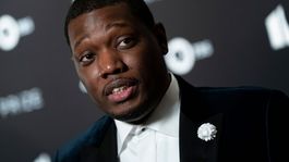 Michael Che se metió en problemas por una broma de mal gusto.