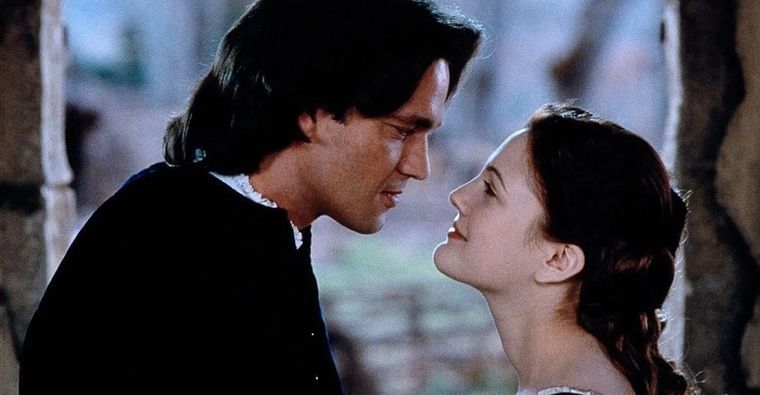 Drew Barrymore protagonizó una película de época que la crítica amó