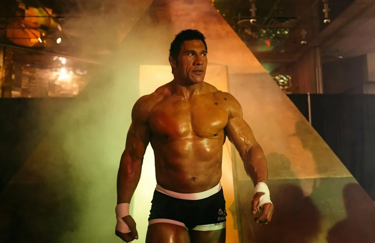 En The Smashing Machine, Dwayne Johnson da vida a Mark Kerr, una de las figuras claves del mundo de las artes marciales mixtas. En The Smashing Machine, Dwayne Johnson da vida a Mark Kerr, una de las figuras claves del mundo de las artes marciales mixtas.