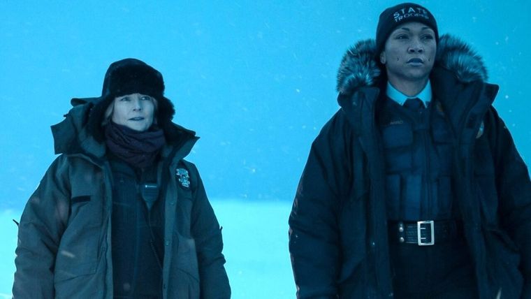 Jodie Foster y Kali Reis como Liz Danvers y Evangeline Navarro en True Detective: Night Country. Jodie Foster y Kali Reis como Liz Danvers y Evangeline Navarro en True Detective: Night Country.