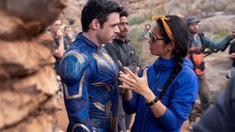 Chloé Zhao en el rodaje de Eternals