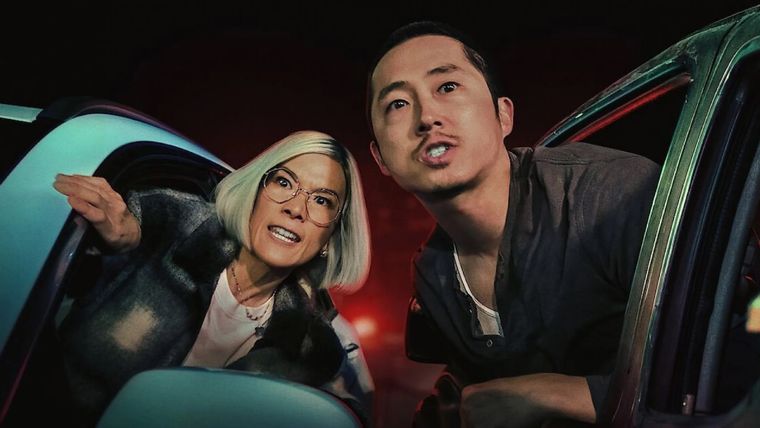 Ali Wong y Steven Yeun protagonizan Bronca, el éxito más reciente de Netflix