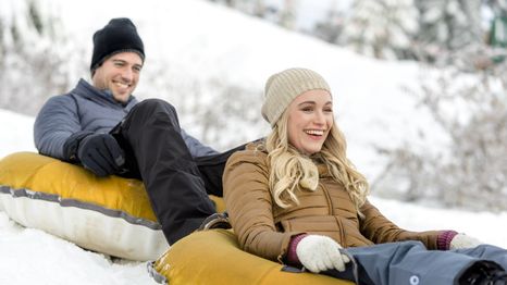 Estrenada en 2018 y producida por Hallmark, Amor en las montañas sigue a una redactora que escribirá un artículo sobre deportes invernales que ella misma probará pese a su torpeza