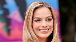 Como un guiño a quienes crecimos en los 90s, Margot Robbie lució los diseños de las Barbies más icónicas de la época