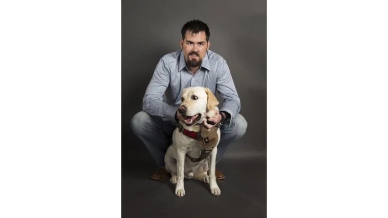 Marcus Luttrell junto a Rigby, su nueva perra. Marcus Luttrell junto a Rigby, su nueva perra.