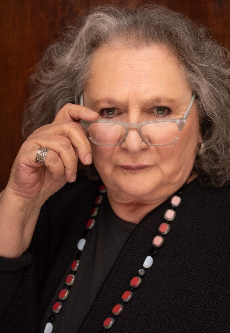 Con años de trayectoria en cine, teatro y televisión, Rita Cortese se sumó a En el barro para dar vida a la polémica directora del penal, Cecilia Moranzón. Con años de trayectoria en cine, teatro y televisión, Rita Cortese se sumó a En el barro para dar vida a la polémica directora del penal, Cecilia Moranzón.