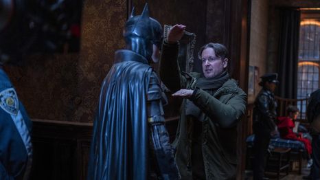 Matt Reeves junto a Robert Pattinson durante el rodaje de The Batman.