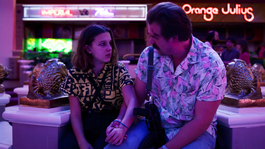 Millie Bobby Brown y David Harbour como Eleven y Jim Hopper en Stranger Things.  Millie Bobby Brown y David Harbour como Eleven y Jim Hopper en Stranger Things.