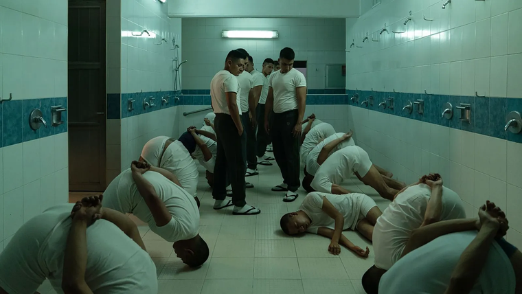 Basado en hechos reales, este brutal drama expone cómo la violencia institucional no solo se ejerce, sino que se aprende, se normaliza y se reproduce como mecanismo de formación. Basado en hechos reales, este brutal drama expone cómo la violencia institucional no solo se ejerce, sino que se aprende, se normaliza y se reproduce como mecanismo de formación.