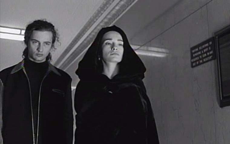 Elina Löwensohn y Jared Harris son gemelos vampiros en Nadja. Elina Löwensohn y Jared Harris son gemelos vampiros en Nadja.