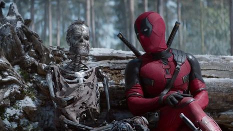 Wade de Ryan Reynolds junto al esqueleto de Logan en la exitosa Deadpool & Wolverine.
