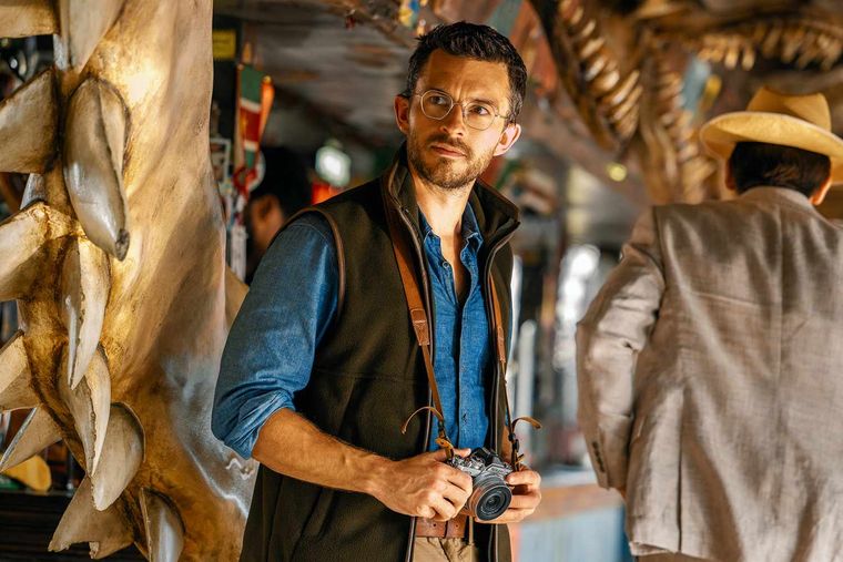 Jonathan Bailey debuta en la exitosa franquicia de Jurassic Park, donde da vida al paleontólogo Dr. Henry