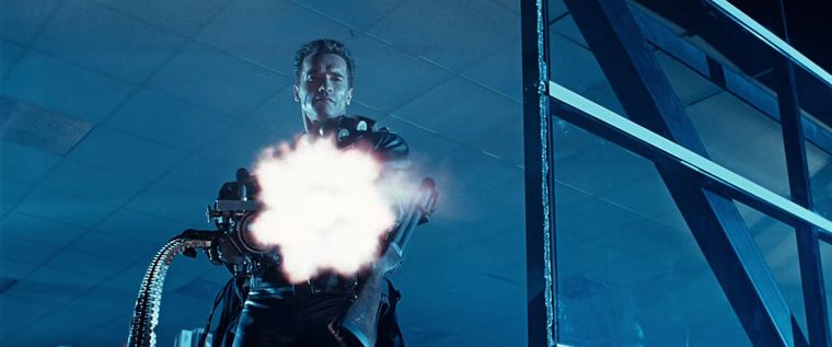 El T-800 (Arnold Schwarzenegger) manteniendo a raya a las autoridades en Terminator 2.