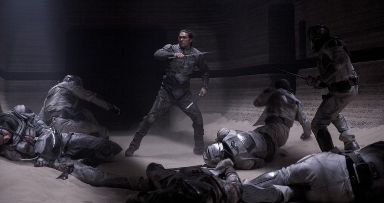 dune-2021-duncan-fighting-jason-momoa
